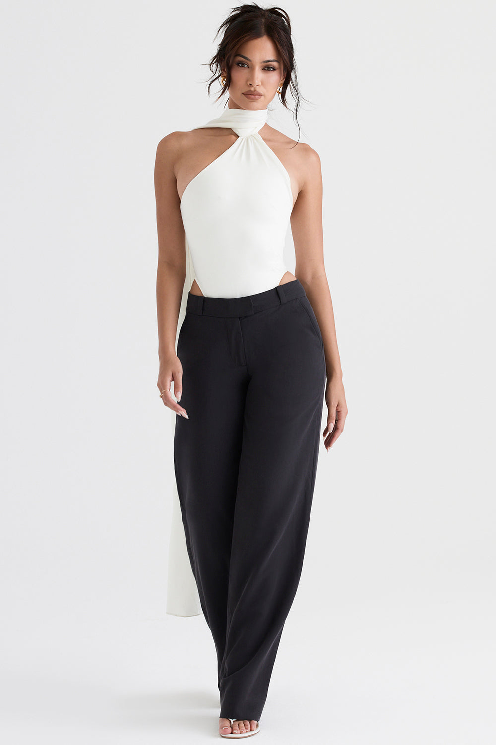 Bodysuit i elfenben satin med omlott hals och grå  lösa byxor