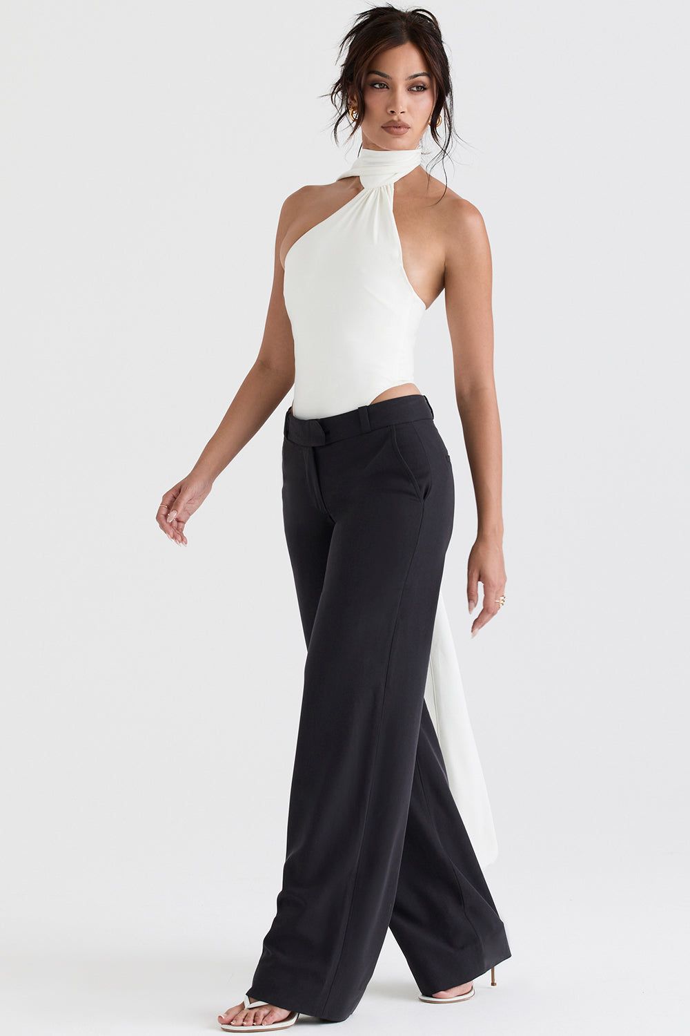 Bodysuit i elfenben satin med omlott hals och grå  lösa byxor