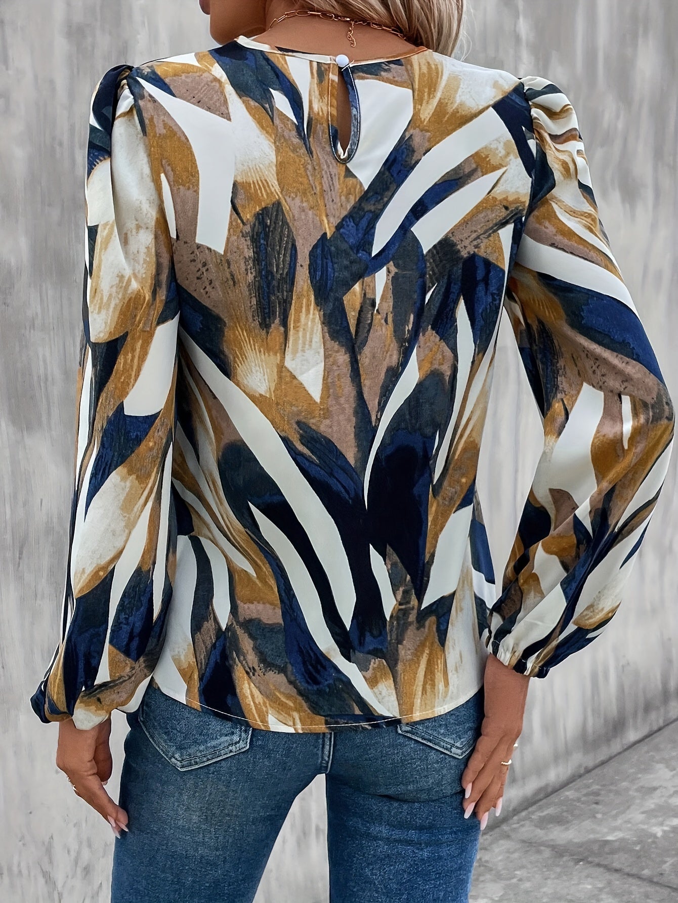 Blus med blommönster och lyktaärmar