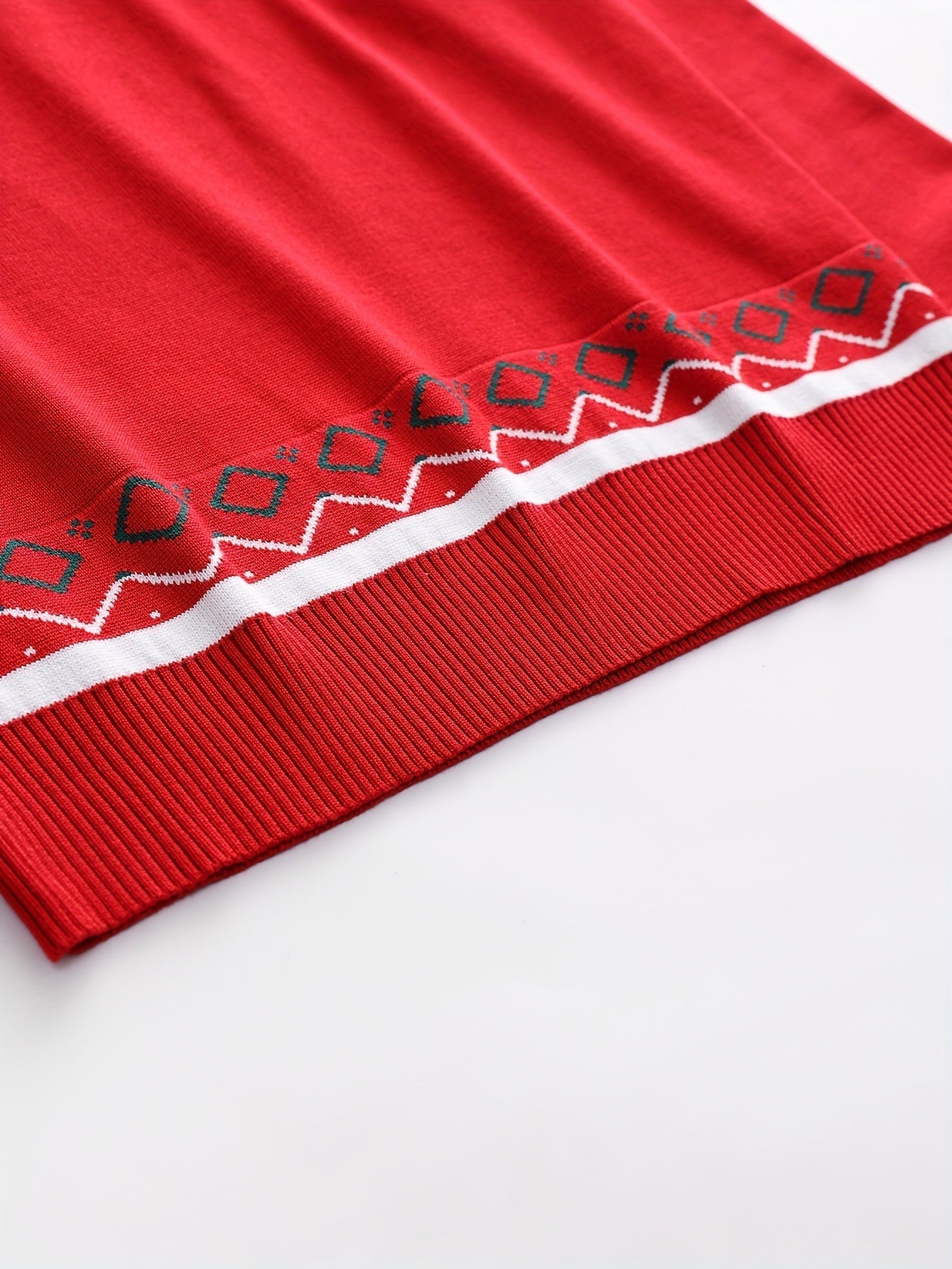 Stickad tröja med julmönster