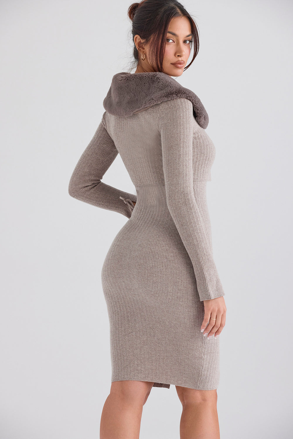 Beige kashmirkofta med kamelstickad midikjol