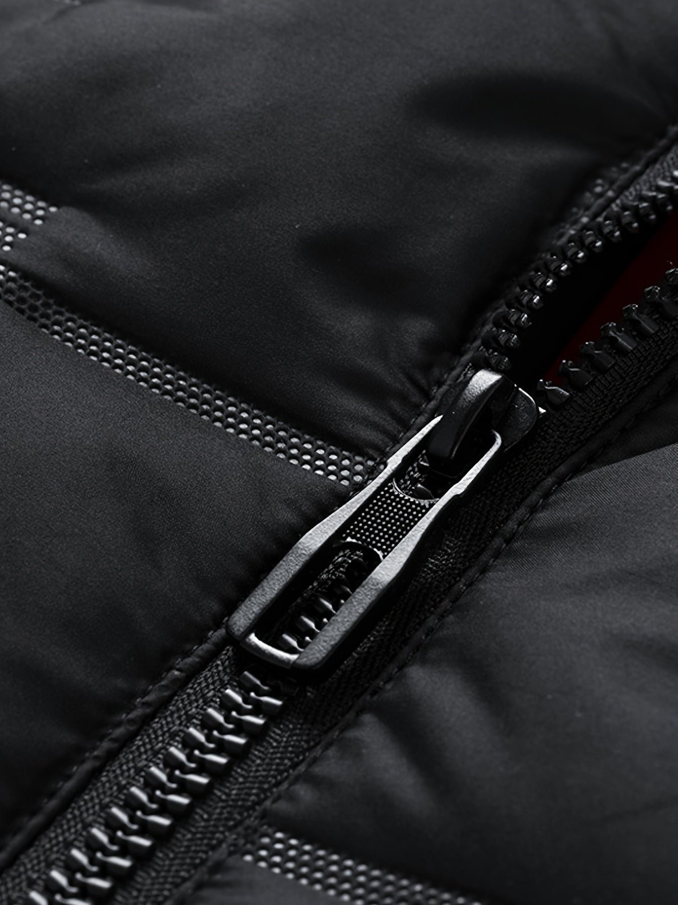 Vadderad väst med huva och dragkedja