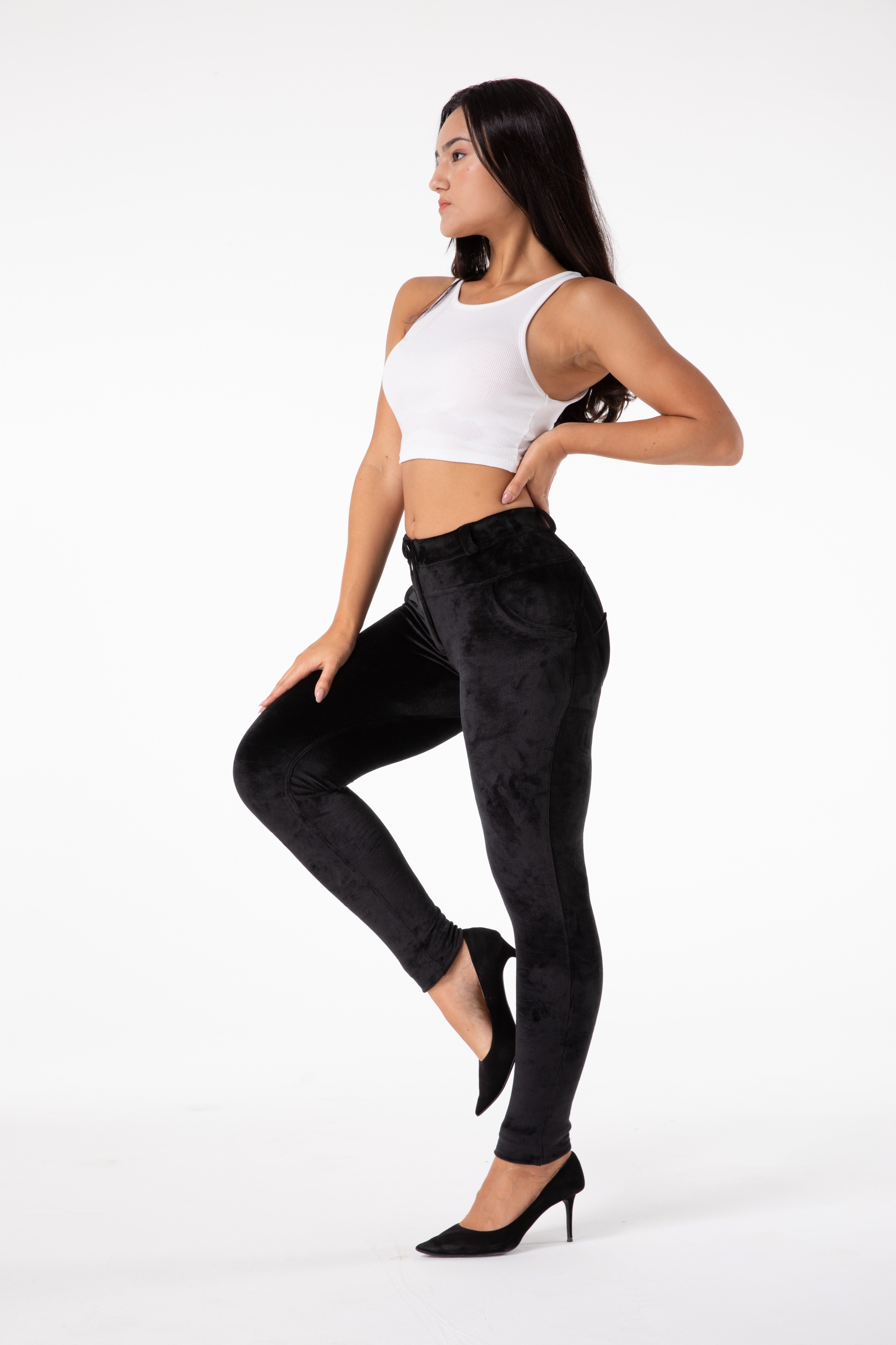 Svarta sammetstighta byxor