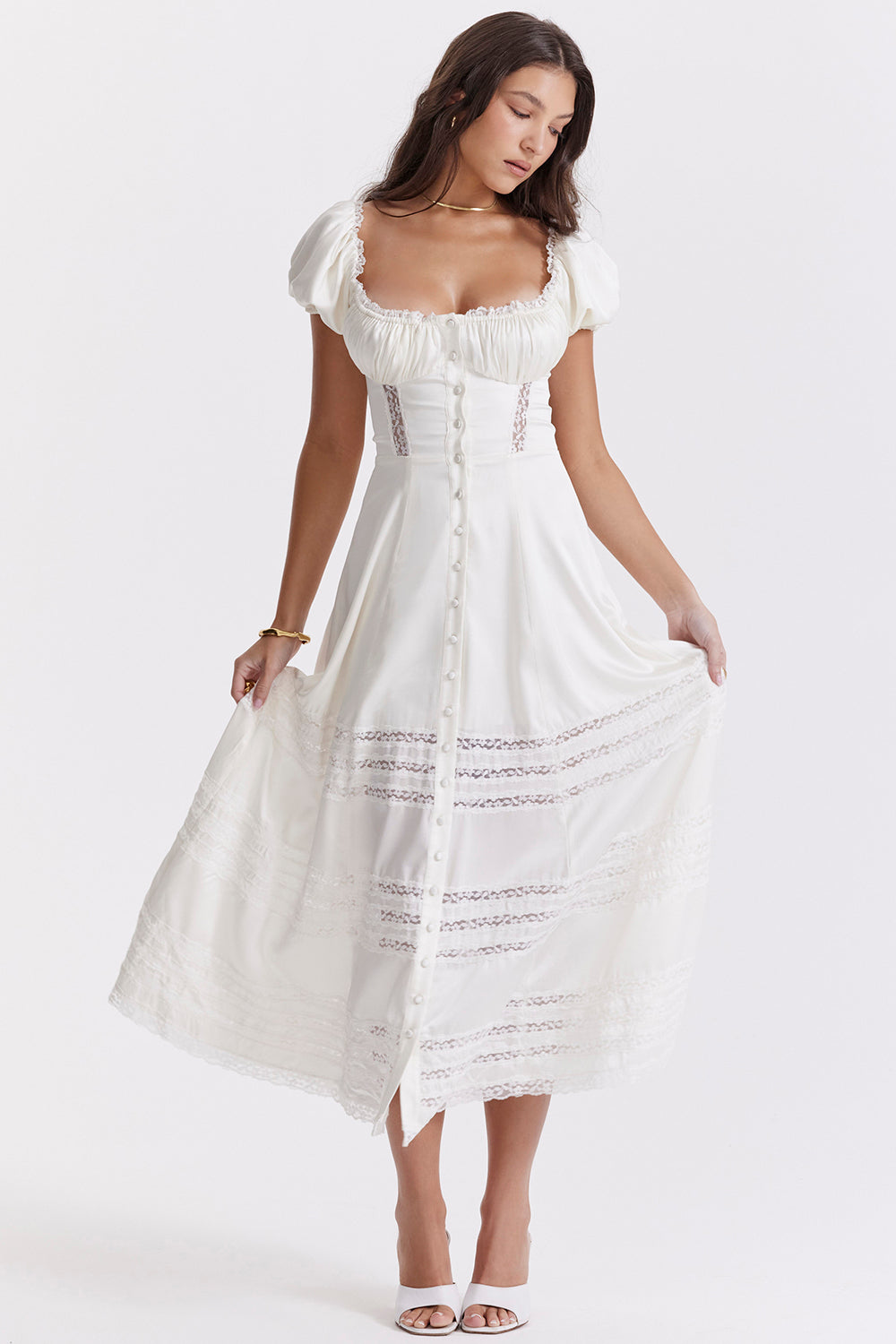 Elfenbensfärgad klänning av äkta siden med puffärmar