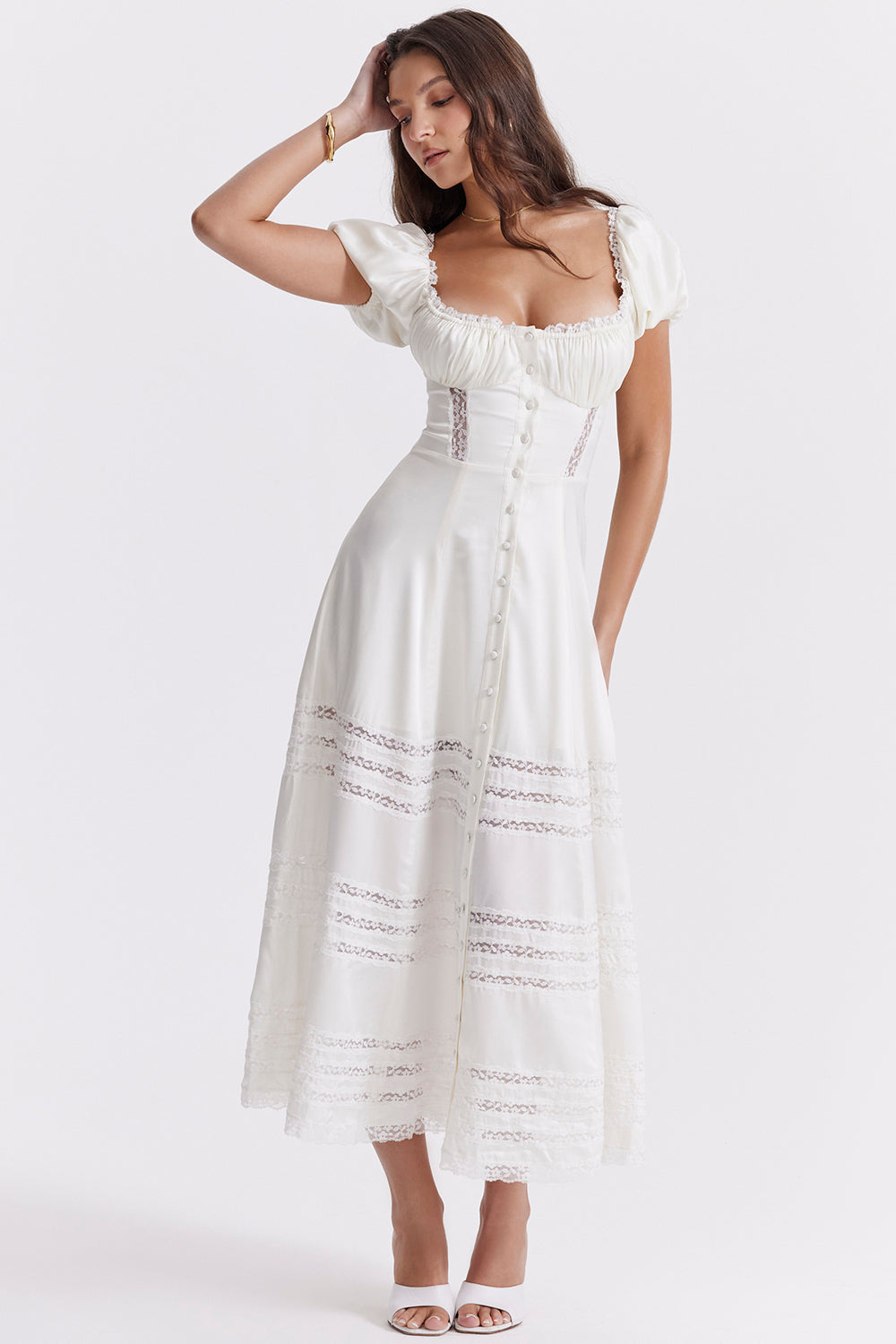 Elfenbensfärgad klänning av äkta siden med puffärmar