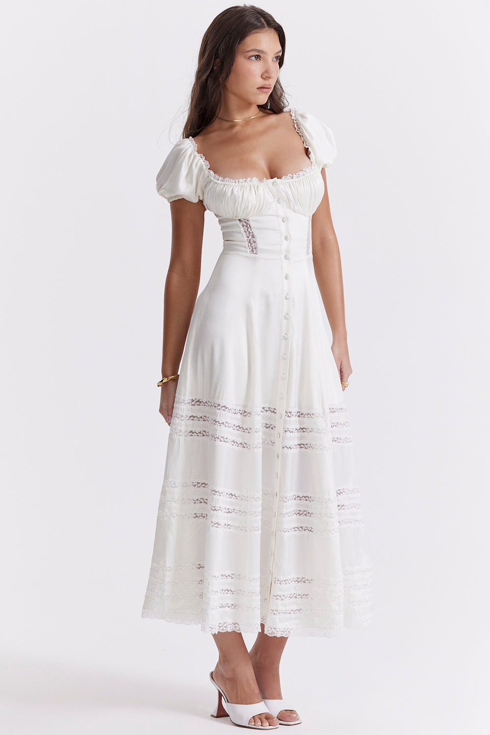 Elfenbensfärgad klänning av äkta siden med puffärmar