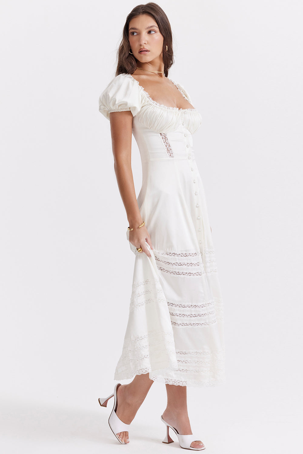 Elfenbensfärgad klänning av äkta siden med puffärmar