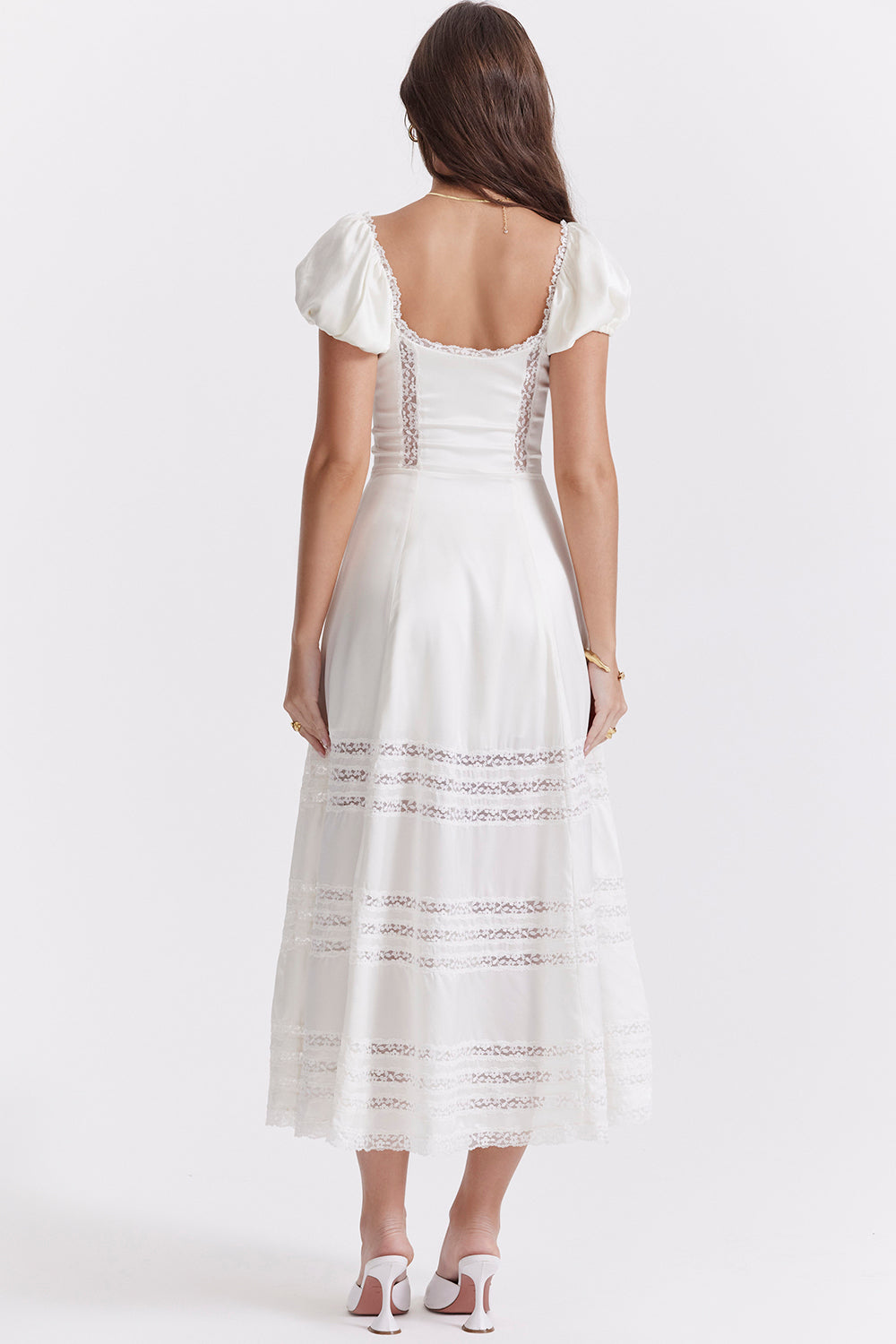 Elfenbensfärgad klänning av äkta siden med puffärmar