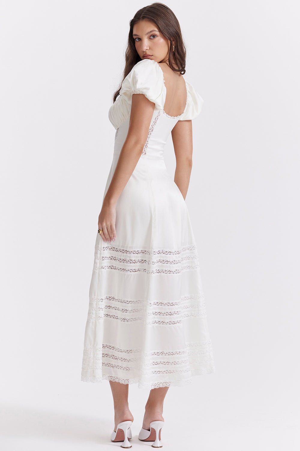 Elfenbensfärgad klänning av äkta siden med puffärmar