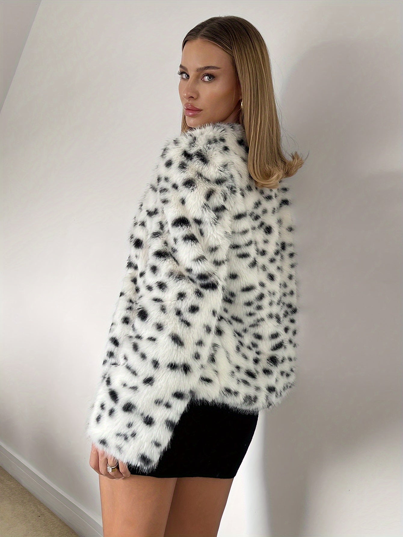 Dalmatisk fluffig kappa för kvinnor