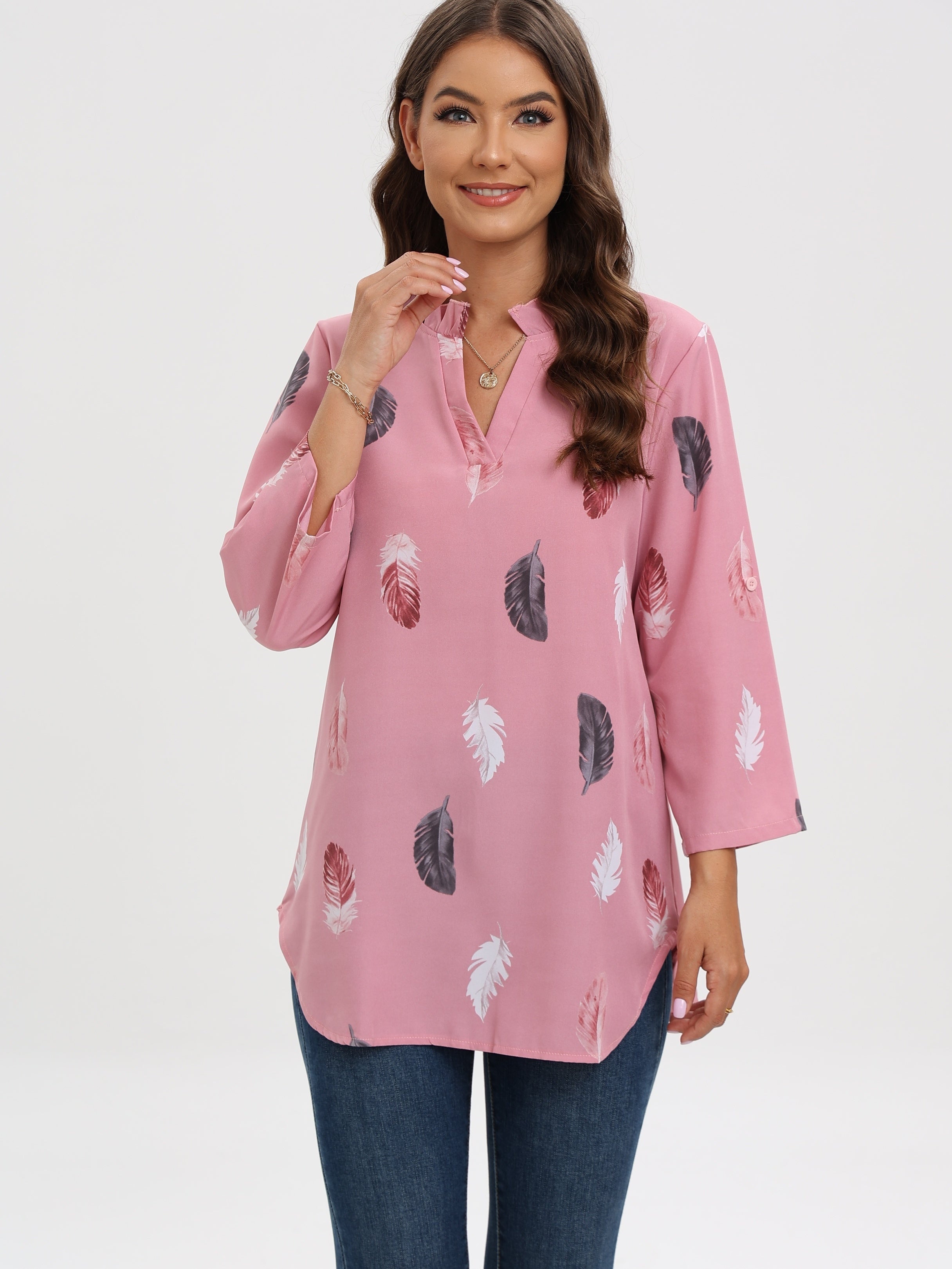 Blus med skå rad hals och fjädertryck
