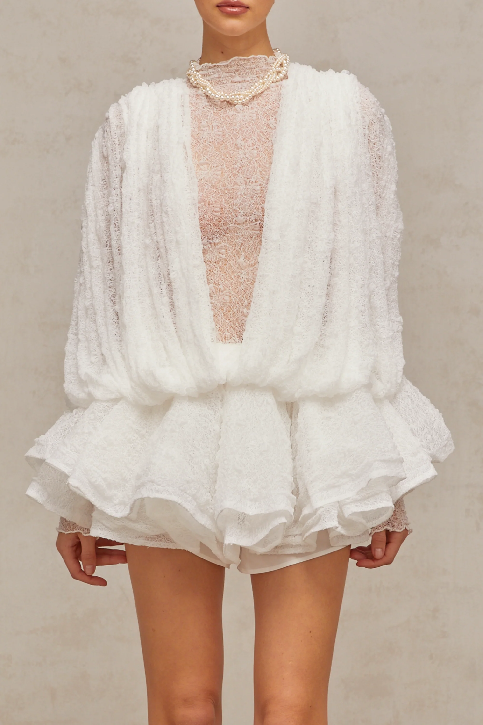 Vitt set med halvtransparent spetstopp och shorts