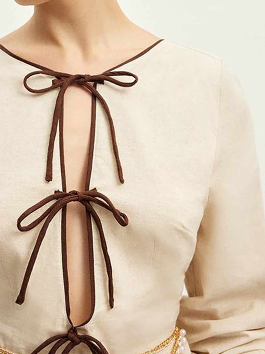 Beige Miniklänning Med Snörning Och Utskurna Mönster