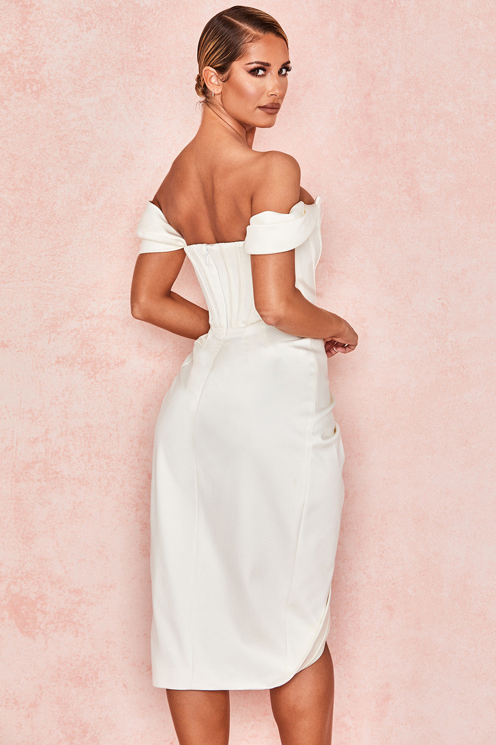 Off shoulder klänning i satin