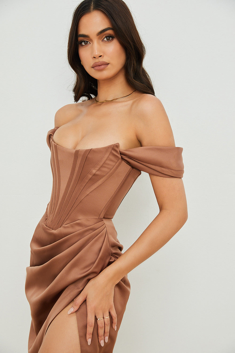 Off shoulder klänning i satin