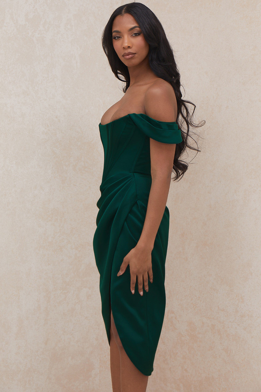 Off shoulder klänning i satin