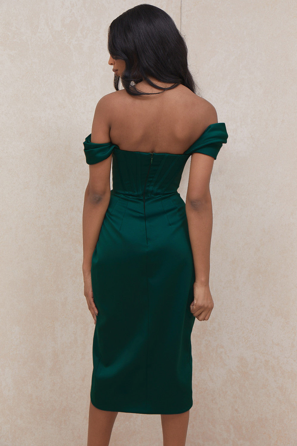 Off shoulder klänning i satin