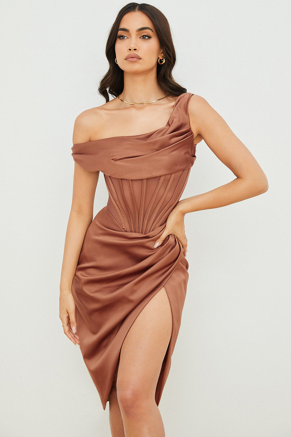 Asymmetrisk draperad midi-korsettklänning