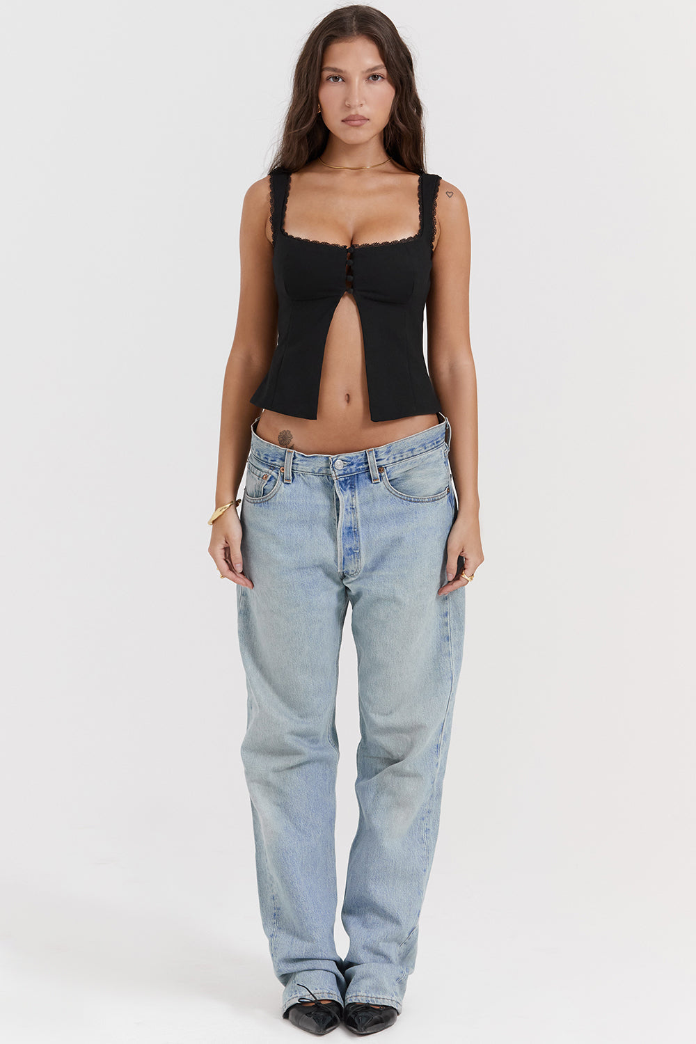 Topp med svart spetskant