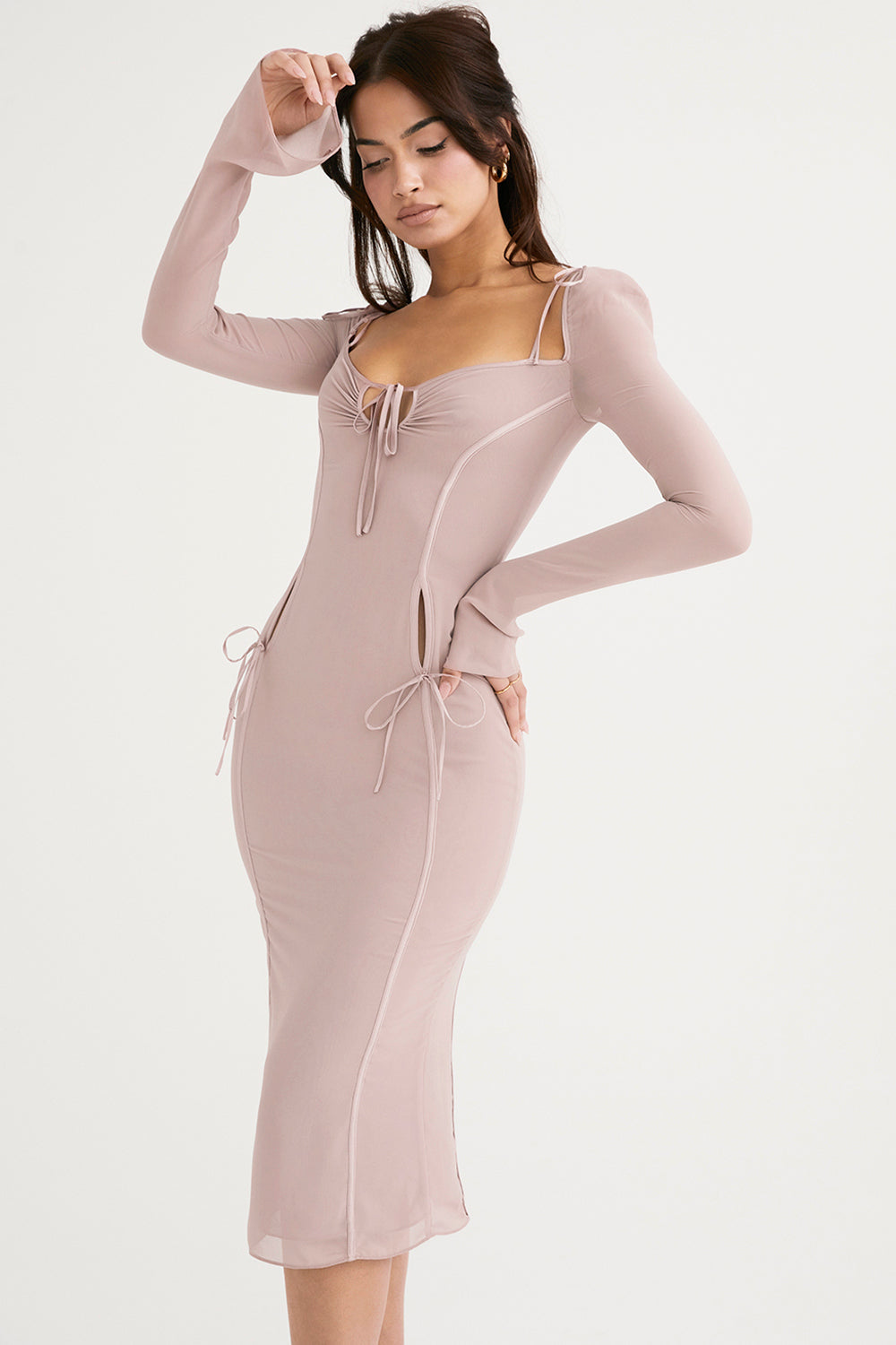 Midiklänning med utskärning