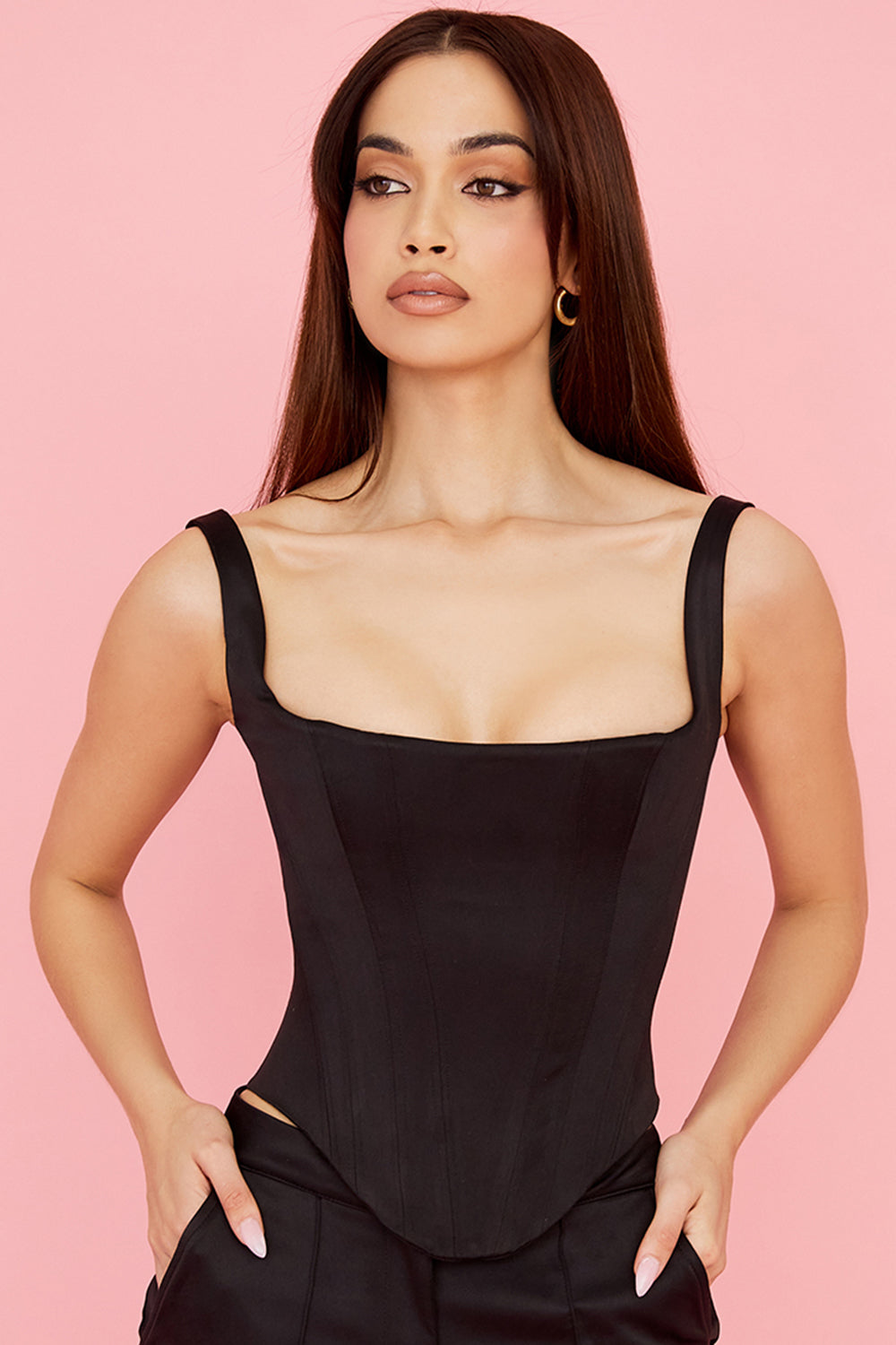 Svart lå ng korsett i satin med cargobyxor med raka ben