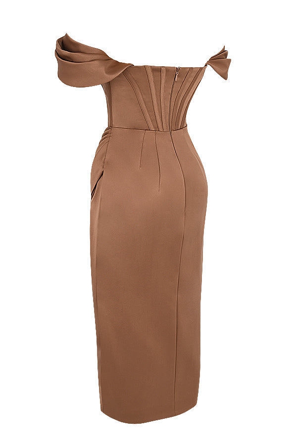 Off shoulder klänning i satin