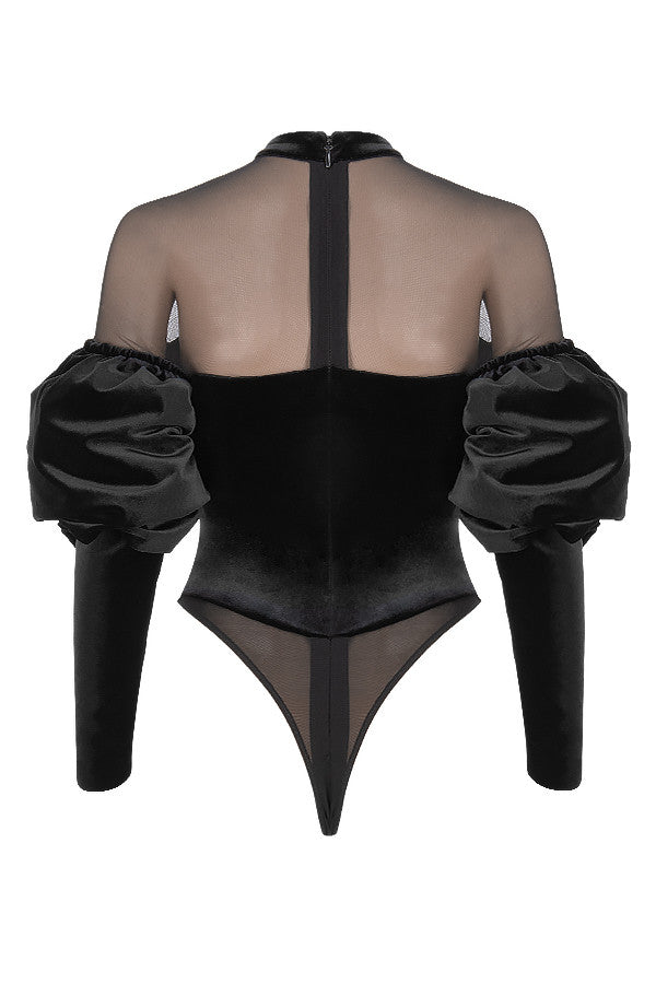 Body i svart sammet och tyll