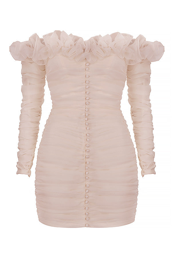 Axelbandslös klänning i elfenben chiffong med volanger