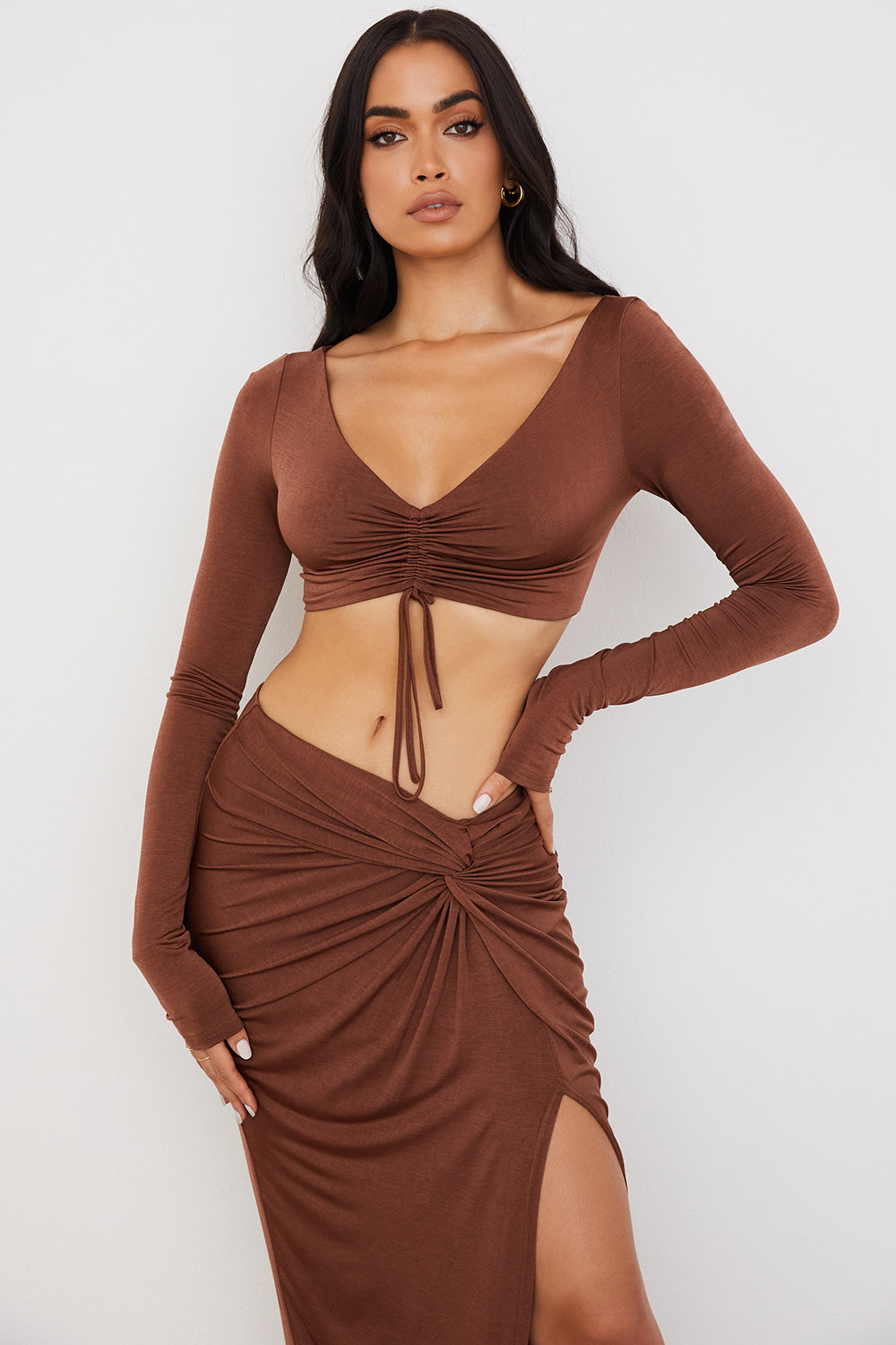 Chokladrynkad crop top med jersey maxi kjol med vridning fram