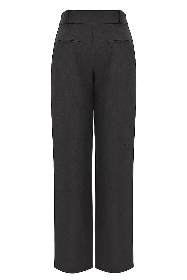 Bodysuit i elfenben satin med omlott hals och grå lösa byxor