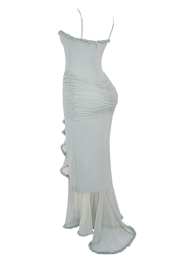 Mjuk persikofärgad klänning med volanger