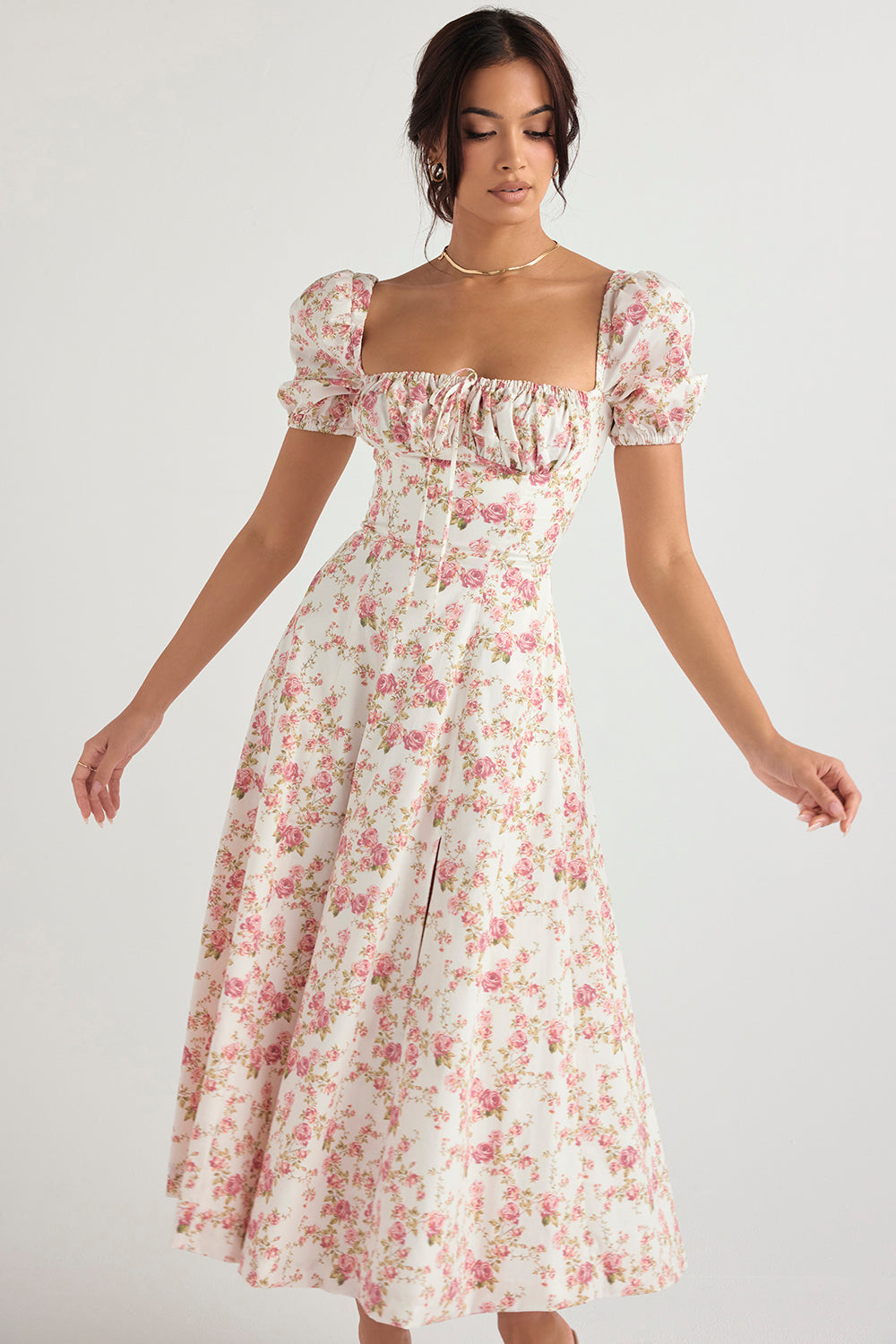 Midi solklänning med blommiga puffärmar