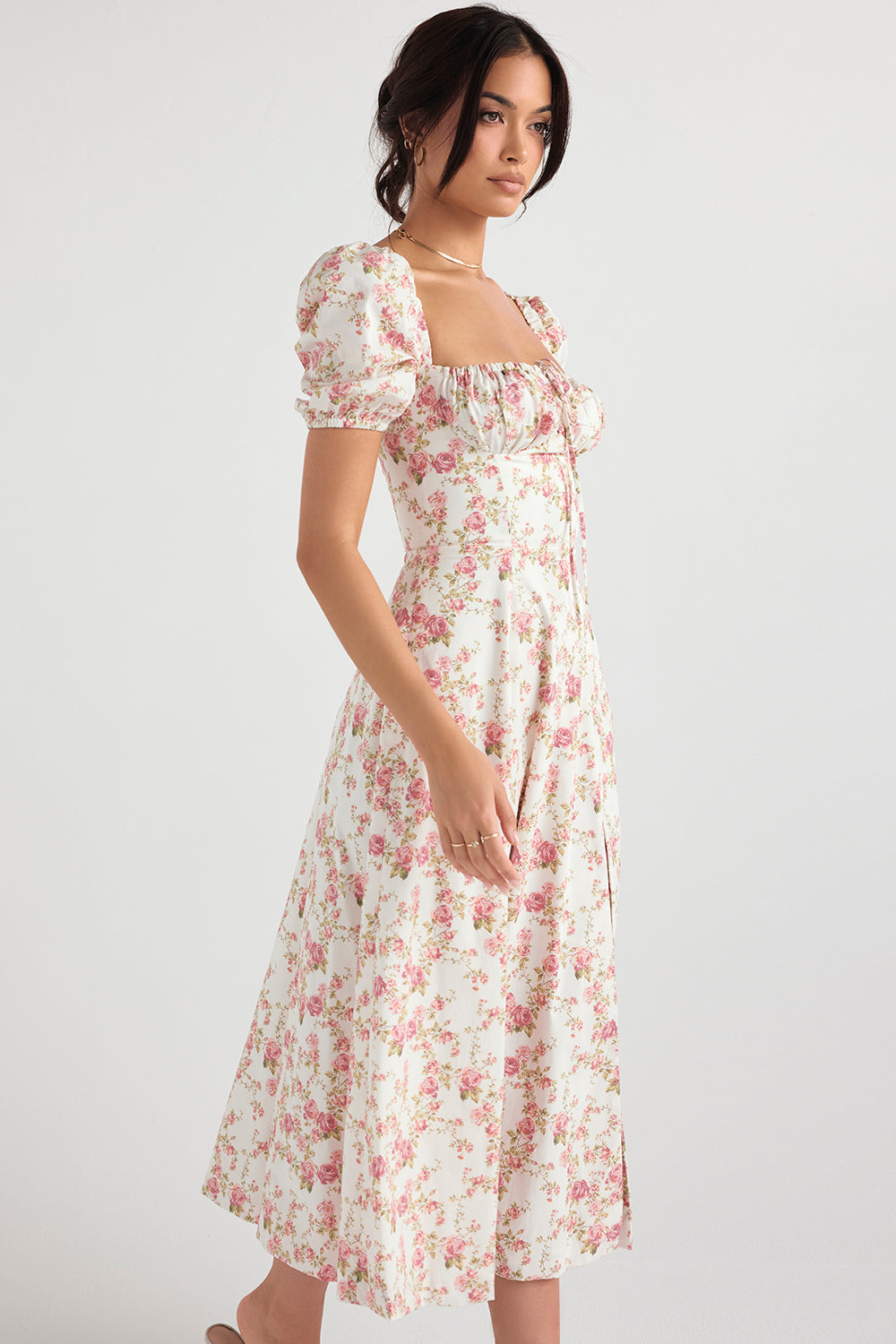Midi solklänning med blommiga puffärmar