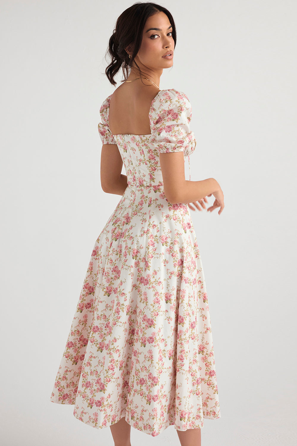 Midi solklänning med blommiga puffärmar