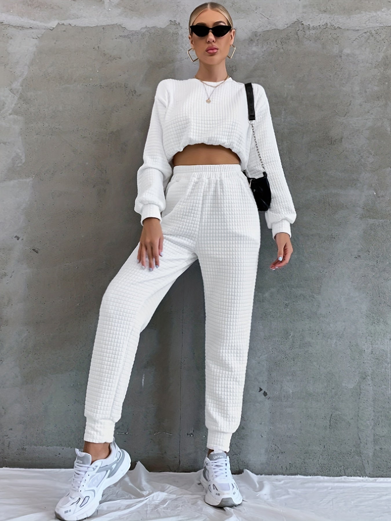 Strukturerad cropped sweatshirt och byxor för kvinnor