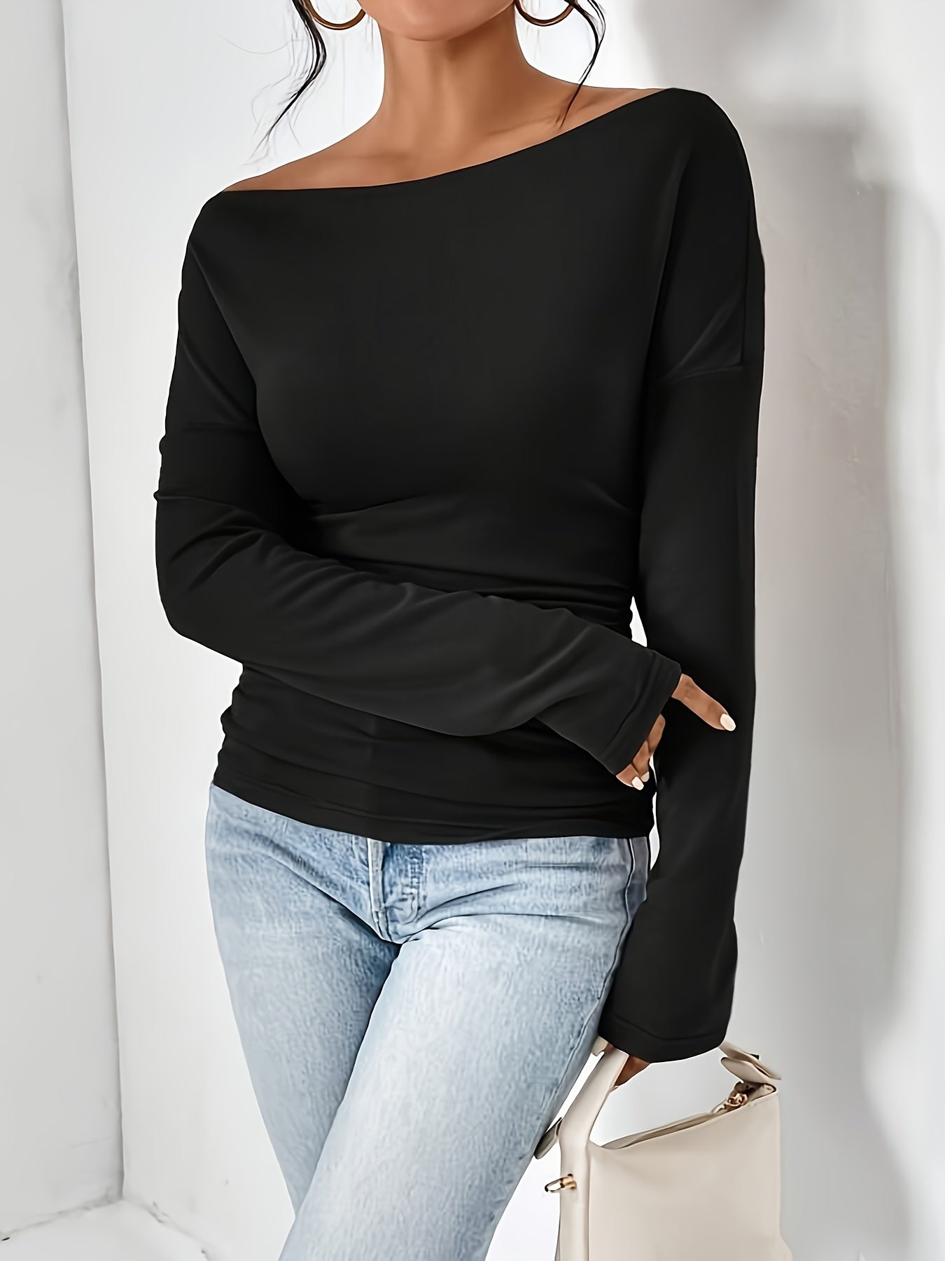 T-shirt med asymmetrisk halsringning och volanger