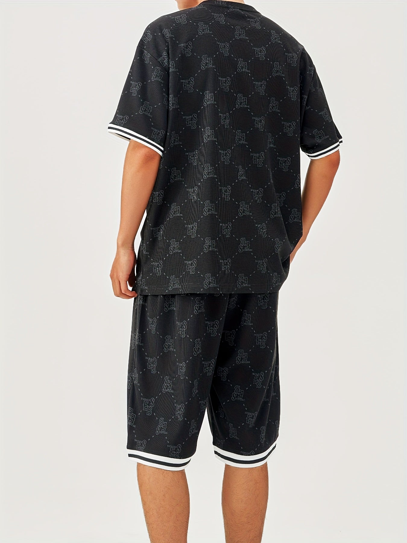 T-shirt och shorts med bokstavsmönster