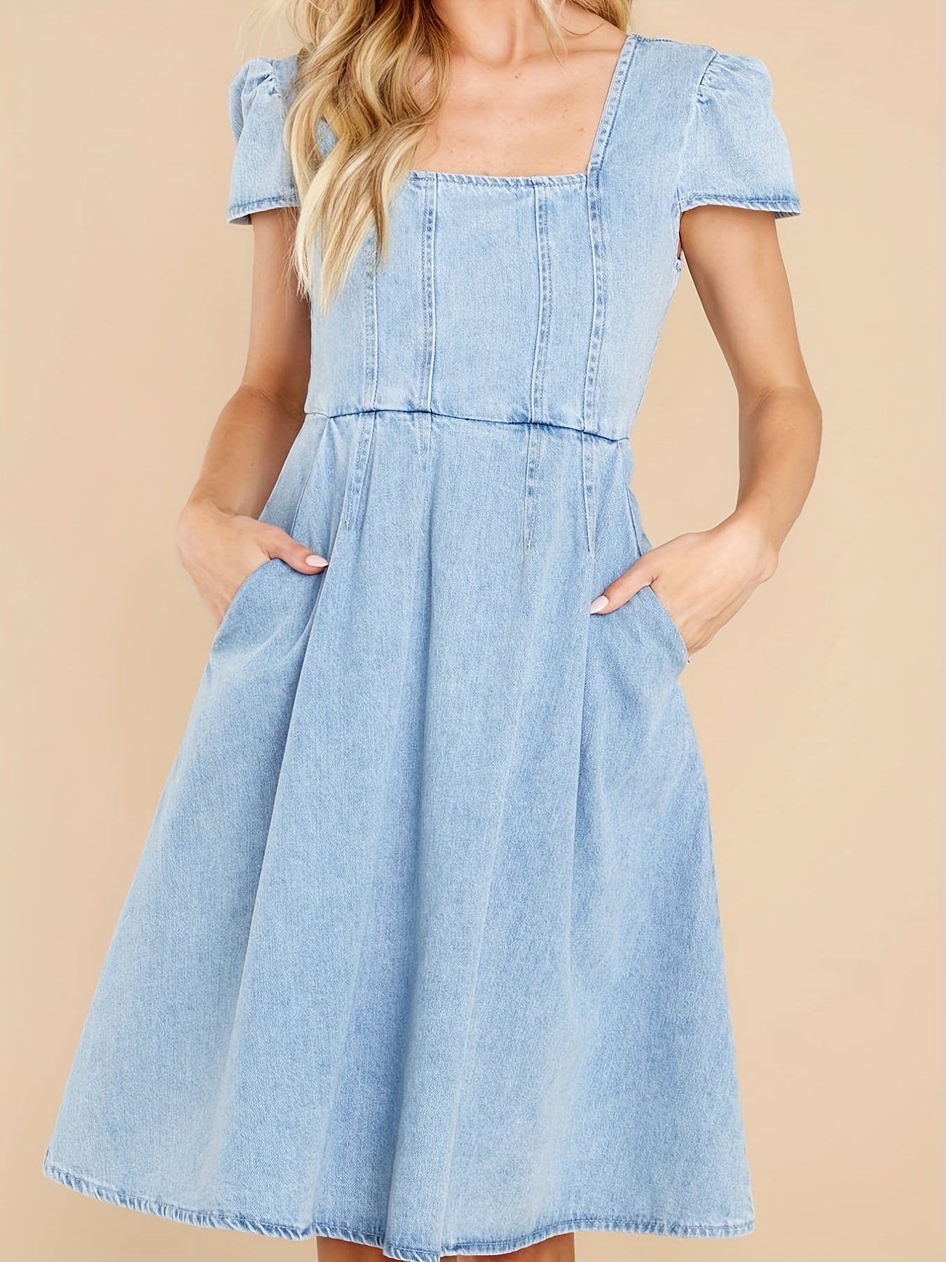 Blå  denimklänning med fyrkantig hals