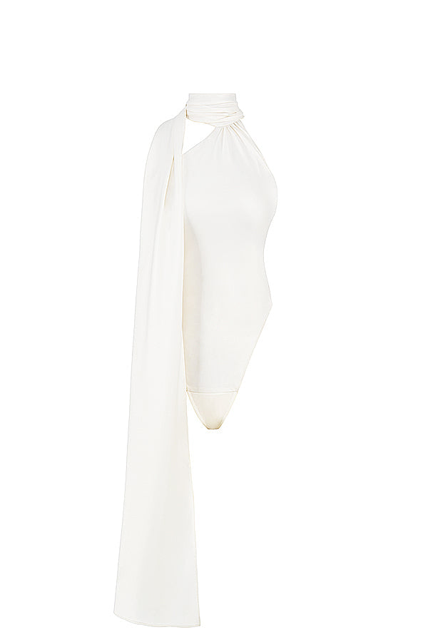 Bodysuit i elfenben satin med omlott hals och grå  lösa byxor