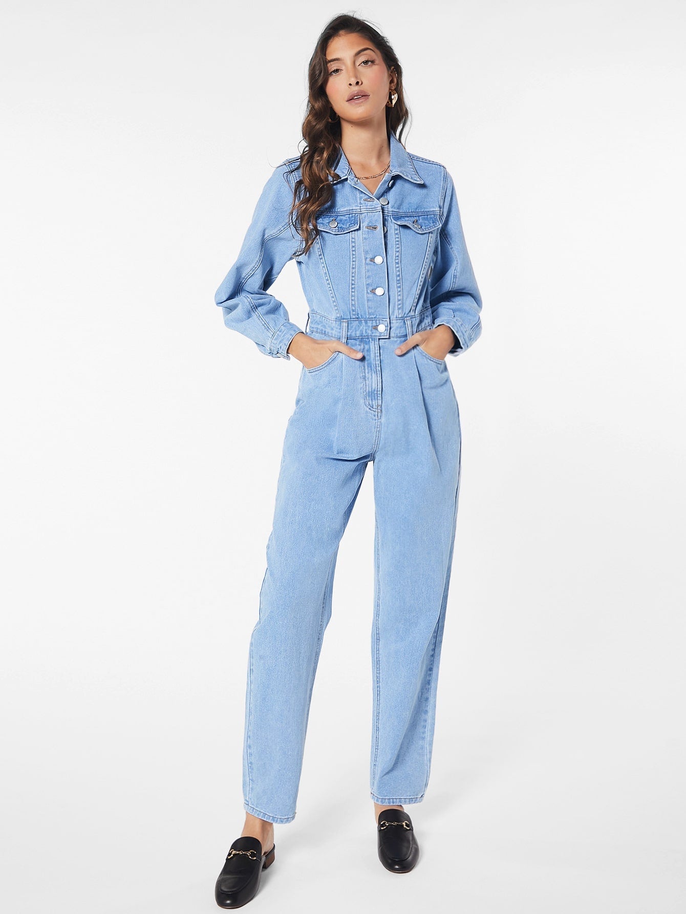 Blues jumpsuit med lockficka av denim med knappstängning framtill