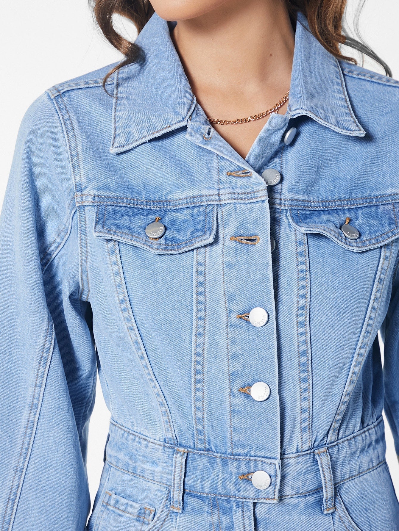 Blues jumpsuit med lockficka av denim med knappstängning framtill