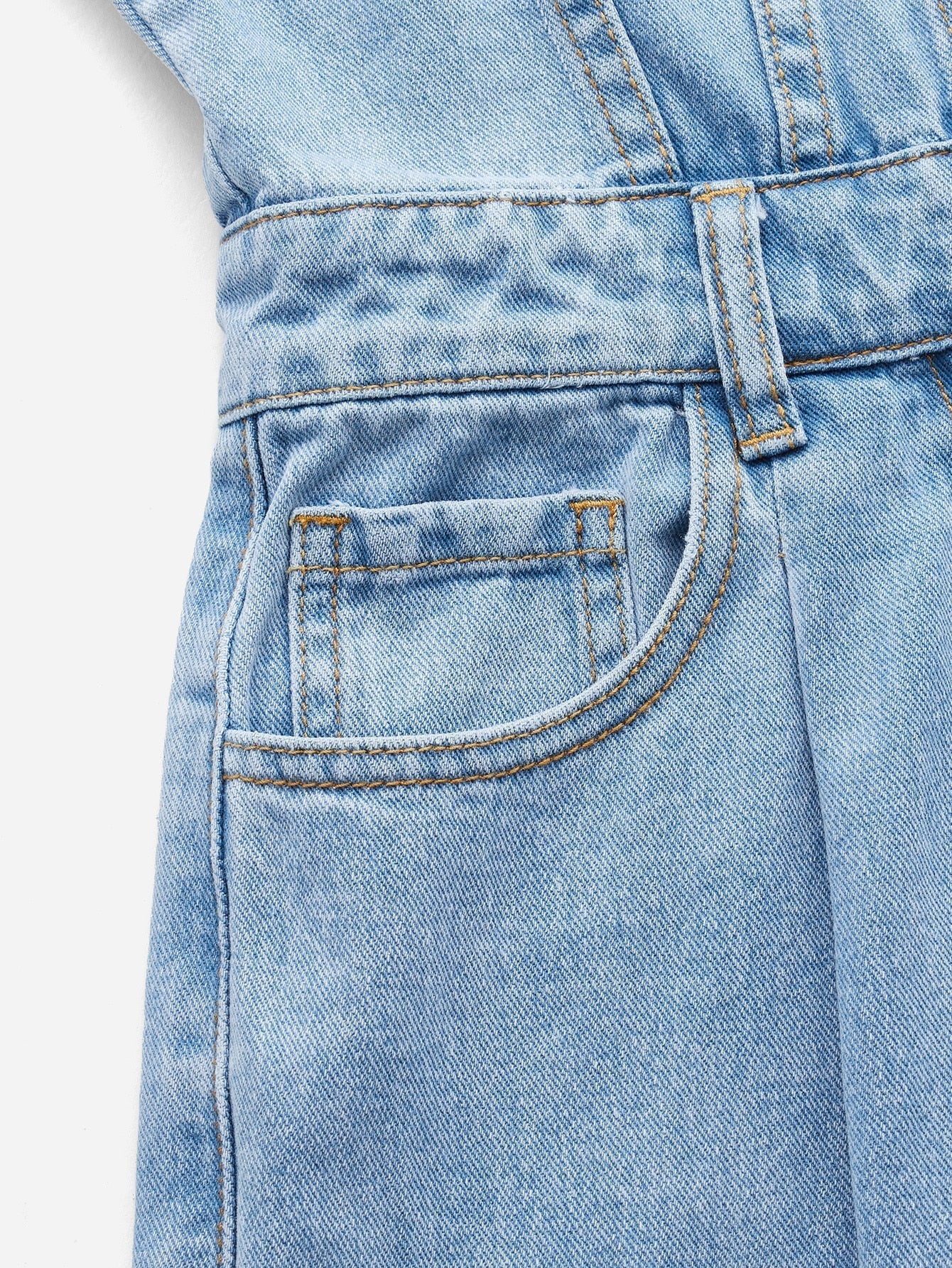 Blues jumpsuit med lockficka av denim med knappstängning framtill