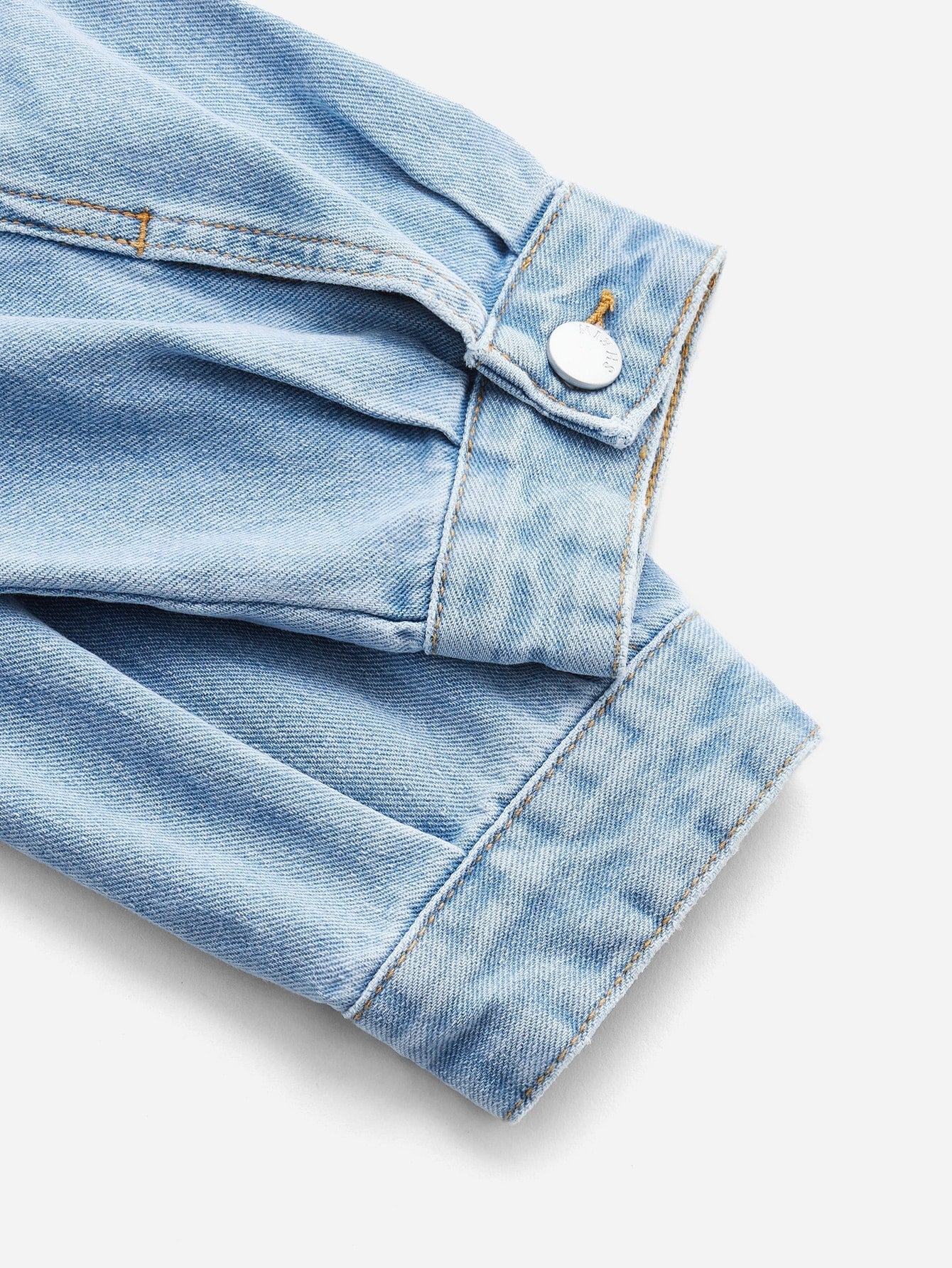 Blues jumpsuit med lockficka av denim med knappstängning framtill