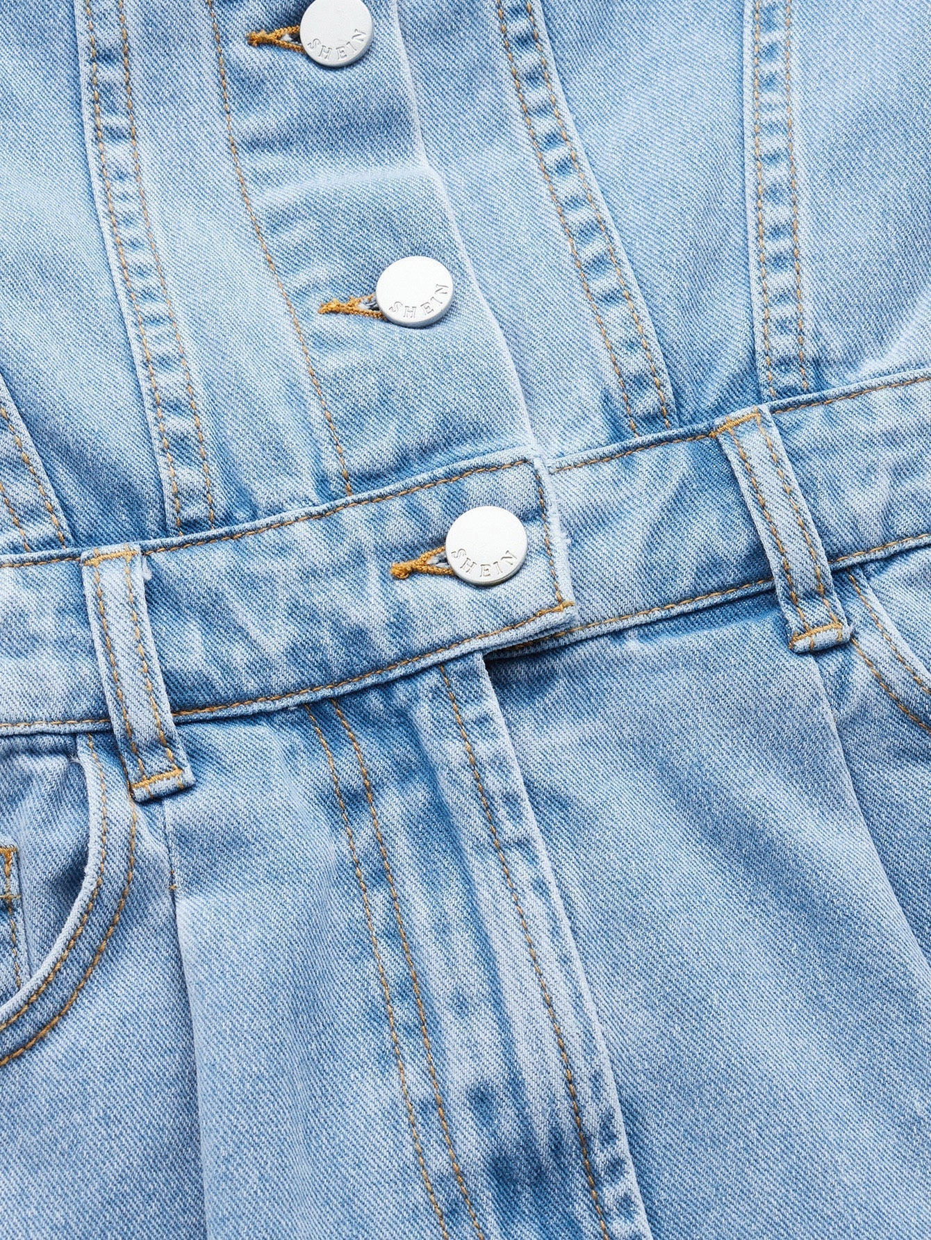 Blues jumpsuit med lockficka av denim med knappstängning framtill