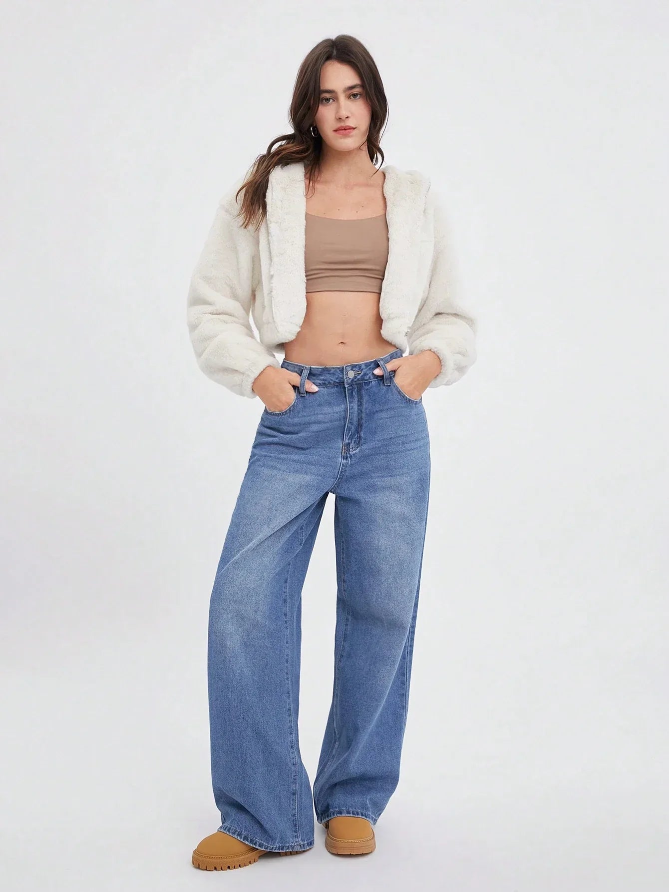 Kort ljusvit jacka med päls