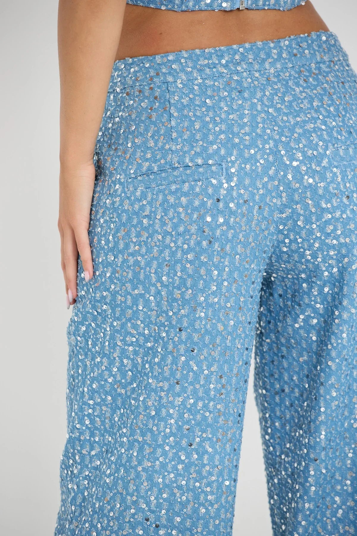 Blå  tubtopp med paljetter och vida byxor med glitter