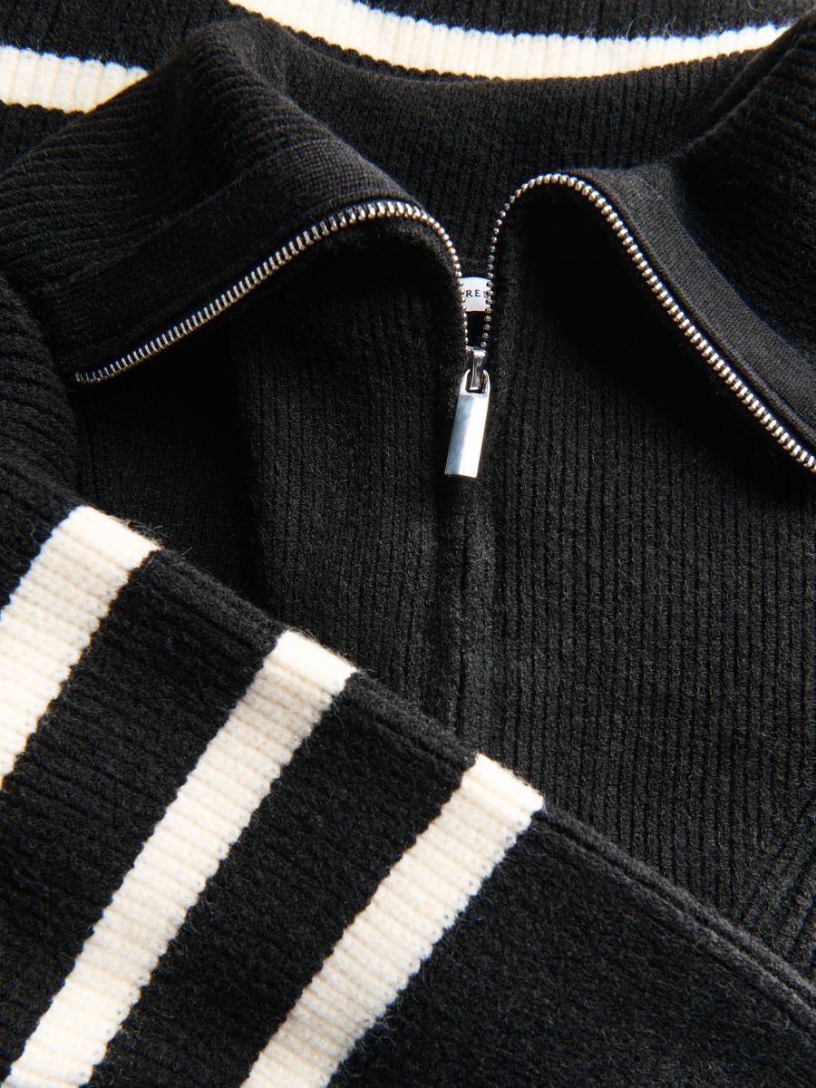 Randig tröja med dragkedja och polotröja