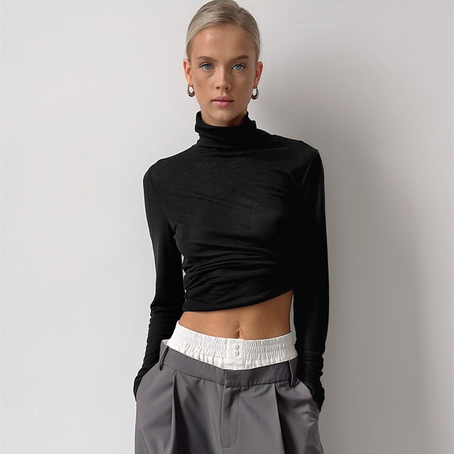 Svart topp med tvinnad turtleneck