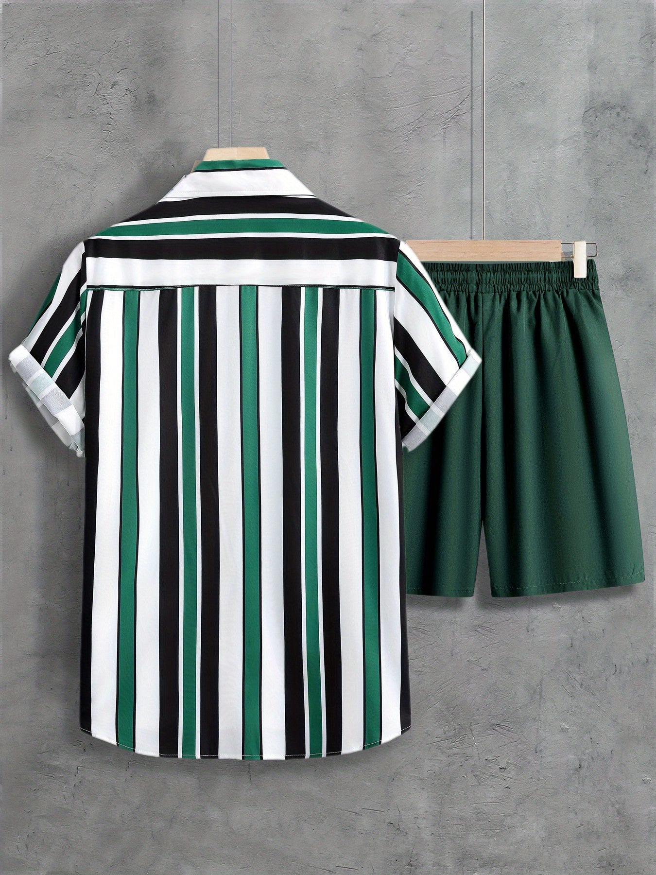 Set bestå ende av en kortärmad skjorta med lapelkrage och knappar samt shorts med dragsko