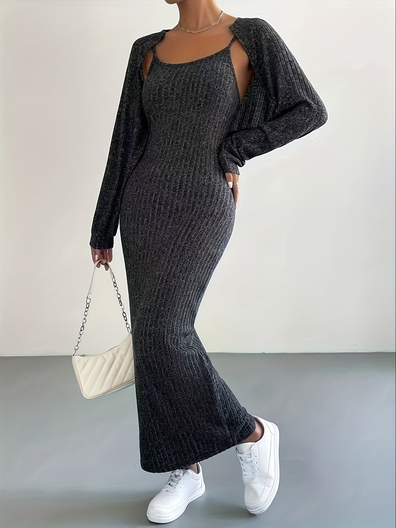 Ribbstickad smal ärmlös klänning och cropped cardigan med lå nga ärmar